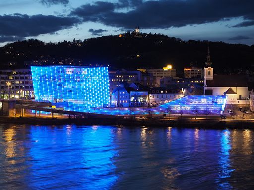 Das Ars Electronica Center erstrahlt auch heuer wieder in den
Vereinsfarben der PH-Austria, um Awareness für die Krankheit
Lungenhochdruck zu schaffen.