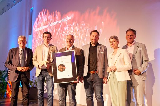  Das Team von Fundermax freut sich über die Auszeichnung in der
Kategorie Großunternehmen.