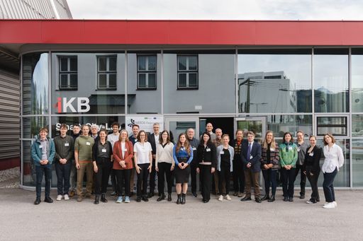 Vorschau Bild von Das Projekt NEEDS Repowered vernetzt sechs europäische Städte, um
sie widerstandsfähiger gegen Energiekrisen zu machen und
Energiearmut zu vermeiden. Unter Leitung des AIT arbeiten Innsbruck,
Karlsruhe, Krakau, Iași, Budaörs und Helsingborg zusammen, um die
Resilienz positiver Energiequartiere zu stärken – das sind
Stadtquartiere, die mehr erneuerbare Energie erzeugen, als sie
verbrauchen. Es ist Teil der Driving Urban Transitions Partnerschaft
und wird von der EU kofinanziert.