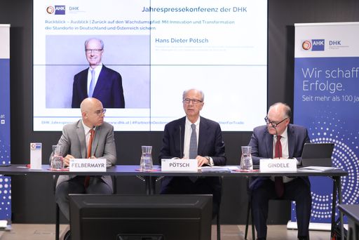 Vorschau Bild von vlnr.: Gabriel Felbermayr, Direktor des Österreichischen
Instituts für Wirtschaftsforschung (WIFO), Hans Dieter Pötsch,
Präsident der DHK, Aufsichtsratsvorsitzender der Volkswagen AG und
Vorstandsvorsitzender der Porsche SE, Thomas Gindele,
Hauptgeschäftsführer Deutsche Handelskammer in Österreich (DHK)