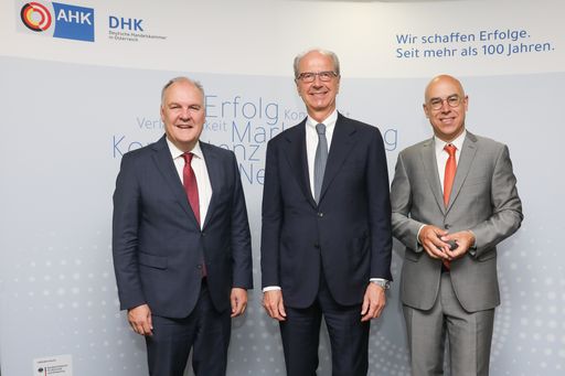 Vorschau Bild von vlnr.:Thomas Gindele, Hauptgeschäftsführer Deutsche Handelskammer
in Österreich (DHK), Hans Dieter Pötsch, Präsident der DHK,
Aufsichtsratsvorsitzender der Volkswagen AG und
Vorstandsvorsitzender der Porsche SE, Gabriel Felbermayr, Direktor
des Österreichischen Instituts für Wirtschaftsforschung (WIFO)