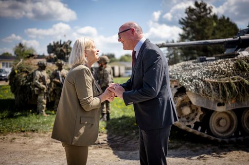 „TRIAS25“ – Verteidigungsministerin Tanner zu Besuch bei
trinationaler Übung mit Schweizer Amtskollegen Pfister