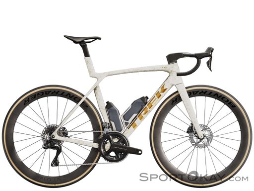  Das Madone SLR 7 Gen 8 ist ein ultraleichtes, extrem
aerodynamisches Race-Bike. Sein Rahmen aus 900 Series OCLV Carbon
ist gleichermaßen aerodynamisch wie er leicht ist. Die leichte
IsoFlow-Rahmentechnologie sorgt dafür, dass die Performance und der
Speed des Madone nicht auf Kosten des Komforts gehen. Für einen
weiteren Aero-Vorteil kommt das Madone SLR mit windschnittigen RSL
Aero Trinkflaschen und Flaschenhaltern. Mit Shimanos Ultegra Di2
Gruppe, Carbonlaufrädern und Treks einteiliger Aero RSL
Lenker/Vorbau-Einheit aus Carbon ist dieses Superbike fürs Podium
geboren.