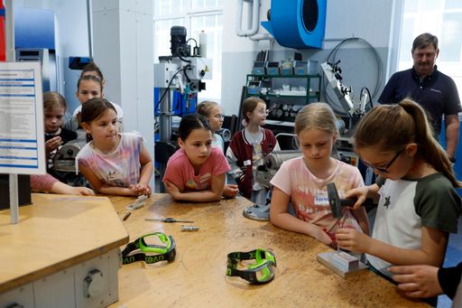 Vorschau Bild von Alpen_Maykestag_Girls_Day_02.jpg: 20 Schülerinnen der VS Ferlach
1 konnten am Girls Day bei Alpen-Maykestag in Ferlach in die
spannende Welt der Technik eintauchen.