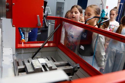 Vorschau Bild von Alpen_Maykestag_Girls_Day_03.jpg: 20 Schülerinnen der VS Ferlach
1 konnten am Girls Day bei Alpen-Maykestag in Ferlach in die
spannende Welt der Technik eintauchen.