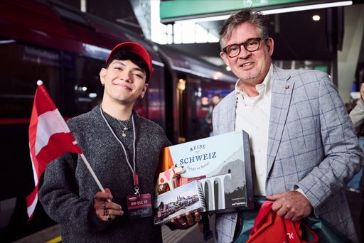 Mit besten Wünschen für seinen Auftritt in Basel wurde JJ am
Wiener Hauptbahnhof von Urs Weber, Markt Manager von Schweiz
Tourismus Österreich, verabschiedet.