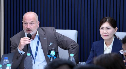 Ingolf Schröder und Suan See Yap bei der Pressekonferenz in Kulim