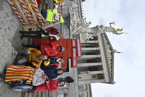 Vertreter*innen österreichischer Behindertenorganisationen vor
der "Baustelle Inklusion" vor dem Parlament