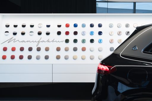 Vorschau Bild von Farb- und Ledermuster sowie die multimediale Darstellung der
beinahe grenzenlosen Konfigurationsmöglichkeiten, welche
Maybach-Manufaktur bietet, finden Sie in der neuen Maybach Lounge am
Merbag-Standort Donaustadt.