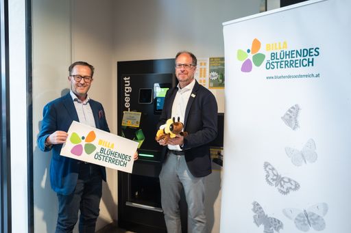 v.l.n.r.: Robert Nagele (BILLA und Blühendes Österreich Vorstand)
und (Gábor Wichmann, Geschäftsführer BirdLife Österreich) freuen
sich über die neue Spendeninitiative „Dein Pfand fürs Land“