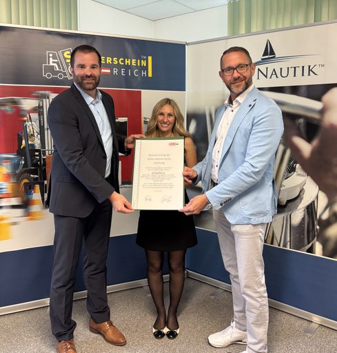  Das Weiterbildungsunternehmen AC Nautik e.U. wurde anlässlich
seines 15-jährigen Bestehens von der Wirtschaftskammer Graz-Umgebung
(WKO) mit einer Jubiläumsauszeichnung geehrt. Die feierliche
Überreichung fand im Rahmen eines persönlichen Besuchs durch
Regionalstellenleiter Stefan Helmreich, MBA, in den
Unternehmensräumlichkeiten statt.