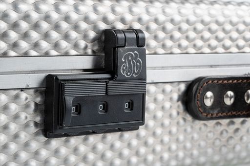 Vorschau Bild von Monogramm "RB" am Schloss des Gewehrkoffers