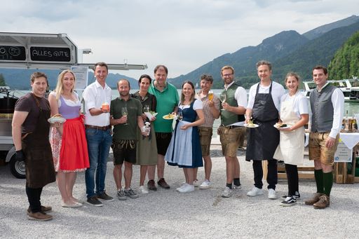 Vorschau Bild von Produzent:innen und Gastronom_:innen servieren Gaumenfreuden am
mundART Festival Genussmarkt in Strobl