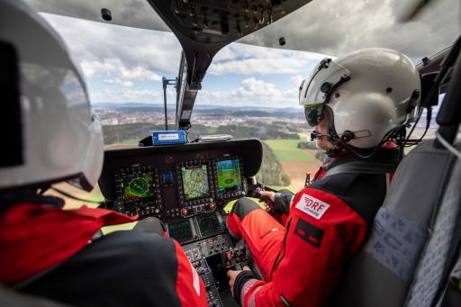 Sicherheit gelingt nur gemeinsam: Blick ins Cockpit eines
Rettungshubschraubers der DRF Luftrettung // Weiterer Text über ots
und www.presseportal.de/nr/60539 / Die Verwendung dieses Bildes für
redaktionelle Zwecke ist unter Beachtung aller mitgeteilten
Nutzungsbedingungen zulässig und dann auch honorarfrei.
Veröffentlichung ausschließlich mit Bildrechte-Hinweis.
