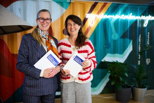  Das neue „Praxishandbuch Nachhaltigkeitskommunikation“ wurde am
5.Mai im OEBB Co-Creation Space im zweiten Wiener Bezirk
präsentiert. Über 100 Gäste aus Wirtschaft, Wissenschaft, Medien und
Zivilgesellschaft folgten der Einladung der Herausgeberinnen Mag.
Karin Huber-Heim und Univ.-Prof. Dr. Franzisca Weder, um gemeinsam
über neue Rollenbilder, Narrative und Strategien für zeitgemäße
Nachhaltigkeitskommunikation zu diskutieren.
