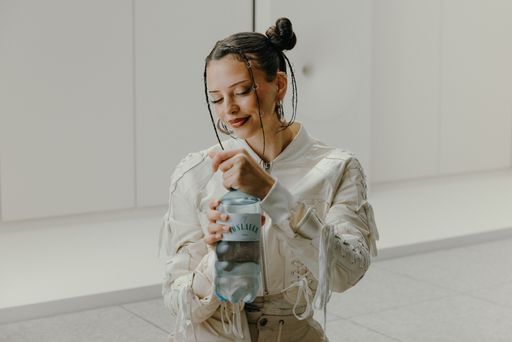 Vorschau Bild von Mit der neuen Kampagne „Bleib durstig“ setzt Vöslauer ab dem 5.
Mai 2025 ein starkes Zeichen für den Mut, neue Wege zu gehen – mit
dem Ziel, die Markenbekanntheit zu steigern und in Deutschland
unverzichtbar zu werden.