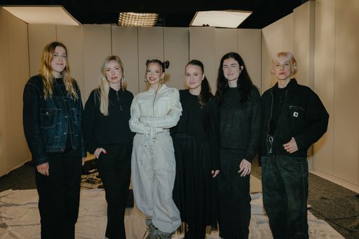  (v.l.n.r.) Natasha Duursma (Director of Photography), Magda
Pichler (Leitung Kommunikation, Vöslauer Mineralwasser GmbH), Nina
Chuba, Yvonne Haider-Lenz (Leitung Marketing,
Unternehmenskommunikation und Innovation, Vöslauer Mineralwasser
GmbH), Ale Ruiz-Zorilla (Regisseurin), Delia Baum (Fotografin).
