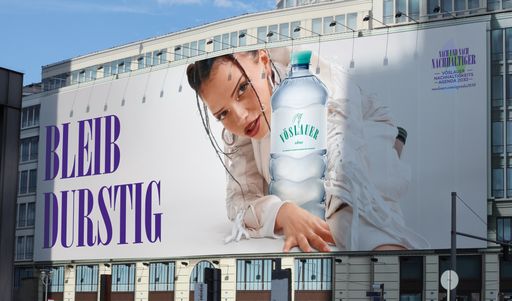 Vorschau Bild von Mit der neuen Kampagne „Bleib durstig“ setzt Vöslauer ab 5. Mai
2025 ein starkes Zeichen für innere Stärke, Kreativität und den Mut,
neue Wege zu gehen – gemeinsam mit der Künstlerin Nina Chuba, die
diese Haltung mit jeder Faser verkörpert.