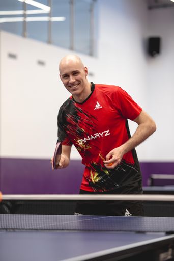  Europameister und Tischtennislegende Daniel Habesohn beim Spielen
in seiner neuen Tischtennishalle SpinCity