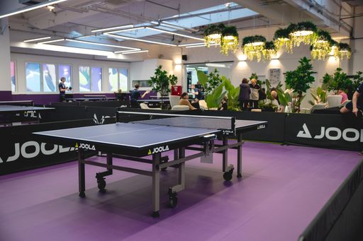 Vorschau Bild von Tischtennistisch in der SpinCity mit Blick über die Halle und
Chillzone