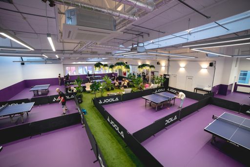 Vorschau Bild von Blick in die moderne SpinCity-Halle mit acht hochwertigen
Tischtennistischen in Wien-Liesing.