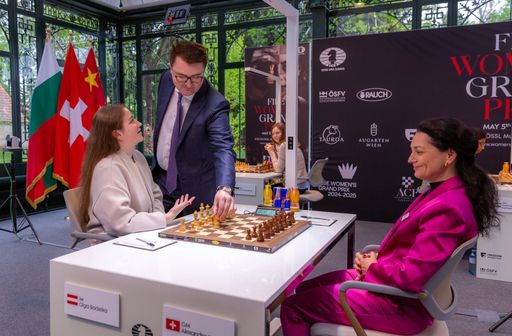  ÖSB Präsident Michael Stöttinger führt für Olga Badelky
symbolisch den ersten Zug des Turniers aus.