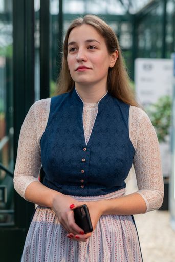 Vorschau Bild von Olga Badelka im "Dirndllook" bei der Eröffnungsfeier des Frauen
Grand Prix im Murtal.