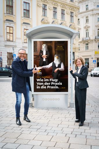 Jürgen Mellak, Geschäftsführer von CMM und Alexandra Zotter,
Leitung Marketing und Kommunikation der ARS Akademie vor einem der
Gewista Citylights mit den neuen Sujets.