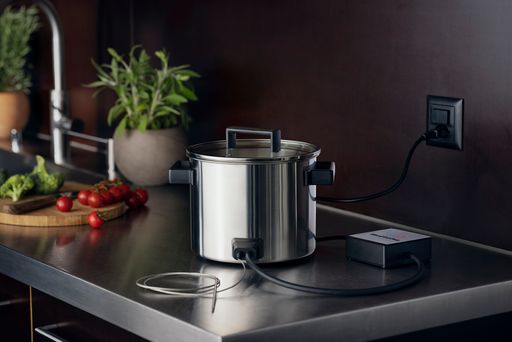 Vorschau Bild von Der Wired Cooker gilt als DER universellste Kochtopf. Dank seiner
multiplen Funktionen ersetzt er mehr als 12 Küchengeräte und spart
zudem Energie, indem er effizient fungiert und mit exakter
Temperaturkontrolle arbeitet.