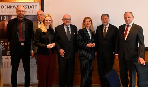  v.l.n.r.: Mag. Dr. Rolf Gleißner, WKO, Arbeit und Soziales
Univ.-Prof. Dr. Wolfgang Mazal, Universität Wien Dr. Regina Fuchs,
Leiterin der Direktion Bevölkerung und des Center Wissenschaft,
Bundesanstalt Statistik Austria Prof. Dr. Johannes M. Martinek.
Präsident der DenkWErkstatt St. Lambrecht Mag. Beate Wolf, APK
Pensionskasse AG Univ.-Prof. Dr. Franz Kolland, Leitung des
Kompetenzzentrum für Gerontologie und Gesundheitsforschung, Karl
Landsteiner Privatuniversität für Gesundheitswissenschaften
Dipl.-Ing- Georg Feith, Obmann der Aktion Generationengerechtigkeit