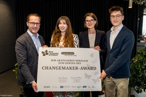  v.l.n.r.: Robert Nagele (Vorstand BlLLA und Blühendes
Österreich), Antonia Rolinek (Jurymitglied Changemaker #nature),
Gabriele Obermayr (Leitung Stabstelle Biodiversität,
Bundesministerium für Land- und Forstwirtschaft, Klima- und
Umweltschutz, Regionen und Wasserwirtschaft), Nikolaus Kehrer
(Jurymitglied Changemaker #nature)