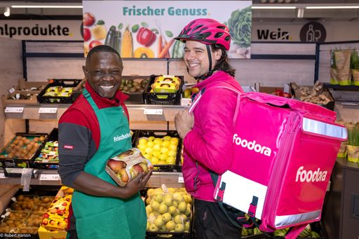 Vorschau Bild von foodora Rider & Penny Mitarbeiter im Supermarkt