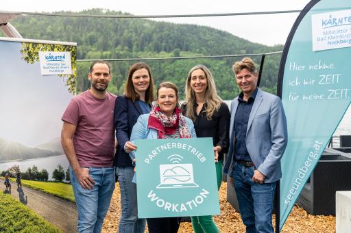 Vorschau Bild von Zertifizierte Workation-Betriebe bekommen ein Siegel überreicht.