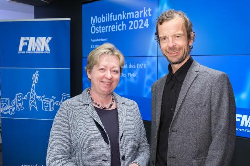  Mag.a. Margit Kropik, Dr. Mario Paier bei der Präsentation des
neuen FMK-Mobilfunk Barometers