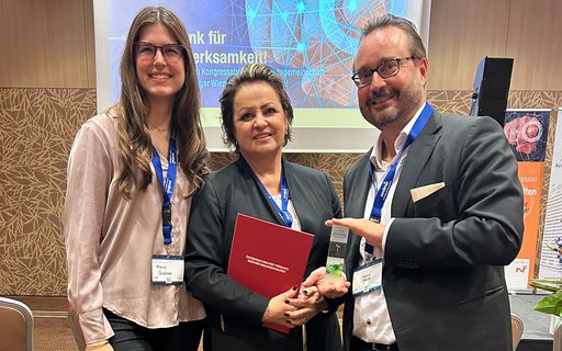  v.l.n.r.: Marie Grabner (Nachhaltigkeitsmanagerin Mavie Med),
Isabel Auenhammer (Leitung OP-Management Mavie Med) und Werner
Fischl (Geschäftsführer Mavie Med Privatkliniken) freuen sich über
ausgezeichnete Nachhaltigkeit im Operationssaal. Zweiter Platz des
Innovations- und Nachhaltigkeitspreises 2025 in der Kategorie Wien
für Mavie Med Privatkliniken.