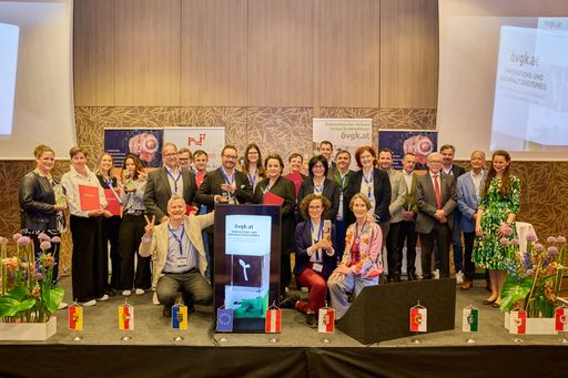 Vorschau Bild von Gruppenfoto der Preisträger:innen des Innovations- und
Nachhaltigkeitspreises 2025