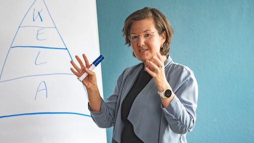  Franziska Gostner von ESSENTIAE begleitet Führungskräfte mit
ihrem neuen Trainings-Programm, das Struktur, Wohlbefinden und
Menschlichkeit verbindet.