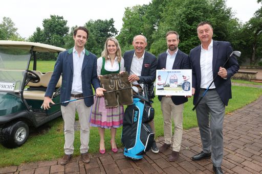  Vorfreude auf die Austrian Alpine Open im SalzburgerLand: (v.l.)
Karl Czernin (Präsident Salzburger Golfverband und Clubmanager
Golfclub Gut Altentann), Monika Ebner (Wimmer schneidert), Leo
Bauernberger (Geschäftsführer SalzburgerLand Tourismus),
Landeshauptmann-Stv. Stefan Schnöll und Edwin Weindorfer (CEO
eImotion Group)