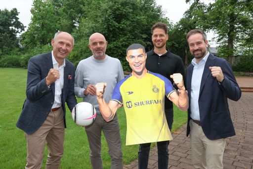 Vorschau Bild von Das SalzburgerLand, eine weltmeisterliche Destination für
Fußball-Topteams: (v.l.) Leo Bauernberger (Geschäftsführer
SalzburgerLand Tourismus), Hannes Empl und Daniel Fischer (Onside
Sports) sowie Landeshauptmann-Stv. Stefan Schnöll.