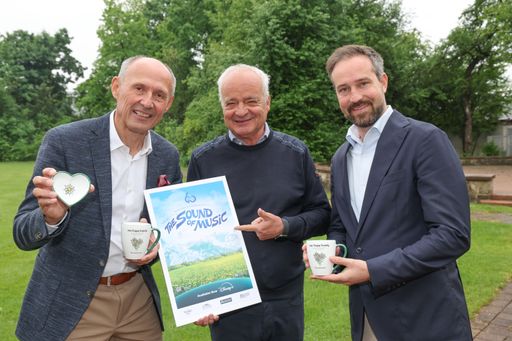 Vorschau Bild von Bereit für das 60-jährige Jubiläum von "The Sound of Music":
(v.l.) Stefan Herzl (Geschäftsführer Salzburg Panorama Tours), Leo
Bauernberger (Geschäftsführer SalzburgerLand Tourismus) und
Landeshauptmann-Stv. Stefan Schnöll.