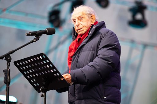 Despite the freezing cold, the liberation from National Socialism celebrated on the inside