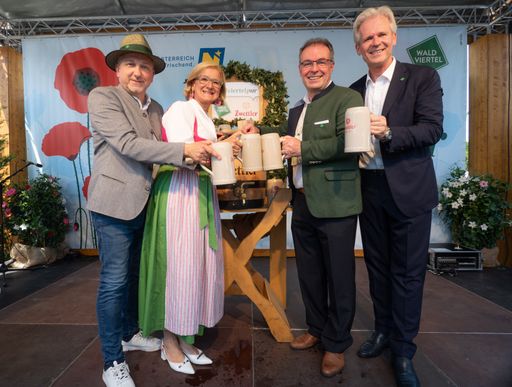 Vorschau Bild von (v.l.n.r.): Fritz Weber, Aufsichtsratsvorsitzender Waldviertel
Tourismus; Landeshauptfrau Johanna Mikl-Leitner; Tom Bauer, GF
Waldviertel Tourismus; Karl Schwarz, GF und Inhaber Privatbrauerei
Zwettl
