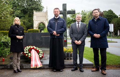 Der NÖ Bauernbund gedachte Leopold Figl. Im Bild von links:
Bundesministerin Klaudia Tanner, NÖ Bauernbundseelsorger Pater
Altmann Wand, Enkel Johannes Figl, NÖ Bauernbunddirektor Paul
Nemecek
