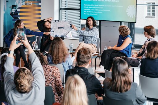 Panel "Lokaljournalismus Next Level: Neue Formate, neue Kanäle,
neue Chancen" bei re:think media Salzburg