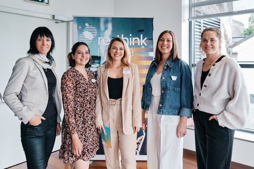 Vorschau Bild von Teilnehmer:innen des Panels Lokal & Zukunftssicher – Attraktive
Arbeitsbedingungen für den Lokaljournalismus