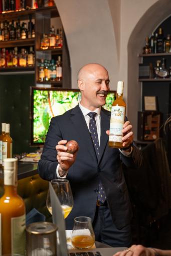 Vorschau Bild von Chinola Brand Ambassador Simone Bodini stellt bei einer
exklusiven Masterclass in der Josef Cocktail Bar von Star-Barkeeper
Philipp M. Ernst die exotischen Premiumliköre von CHINOLA vor.