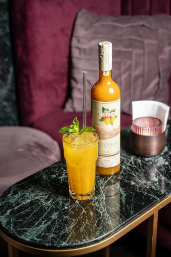 Vorschau Bild von Fruchtig und frisch ging es auch bei der Guestshift im berühmten
Barfly’s Club von Melanie Castillo zu. Hier mixte Bodini
Signature-Drinks mit CHINOLA – vom einfach-köstlichen „CHINOLA
Highball“ über den fruchtigen "Mango Mojito" bis zum raffinierten
„Passion Tarragon“ – und zeigte die Vielseitigkeit von CHINOLA.