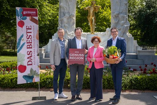 Markus Hillebrand ( Netzwerk Kulinarik), Bundesminister Norbert
Totschnig, Staatssekretärin Elisabeth Zehetner, Lorenz Mayr (AMA)
