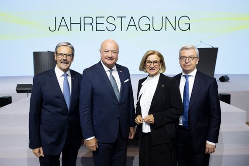  v.l.n.r. Erwin Hameseder, Obmann der Raiffeisen-Holding NÖ-Wien,
Bundeskanzler Christian Stocker, Johanna Mikl-Leitner,
NÖ-Landeshauptfrau, und Michael Höllerer, Generaldirektor von
Raiffeisen NÖ-Wien