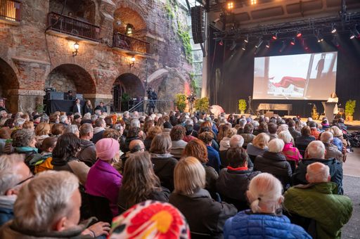  Die Stadt Graz feiert 80 Jahre Kriegsende. Rund 800 Menschen
waren in die Kasematten am Schloßberg gekommen.